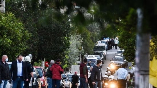 Επεισόδια έξω από εκκλησία στον Κορυδαλλό – Προσαγωγές από την αστυνομία