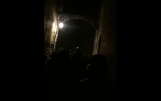 Ρόδος: Με πλήθος κόσμου η περιφορά του Επιταφίου στην παλιά πόλη (video)