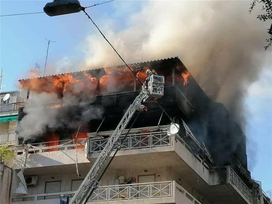 Πυρκαγιά σε πολυκατοικία στα Πατήσια – Πληροφορίες για έναν σοβαρά τραυματία