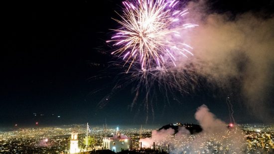 Πάσχα 2020: Μια διαφορετική Ανάσταση, από τις τηλεοράσεις και τα μπαλκόνια των σπιτιών