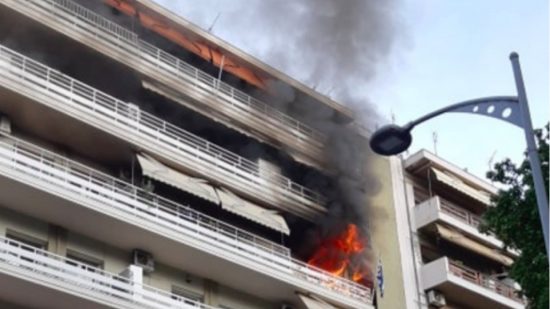 Θεσσαλονίκη: Πληροφορίες για έναν νεκρό από πυρκαγιά σε πολυκατοικία