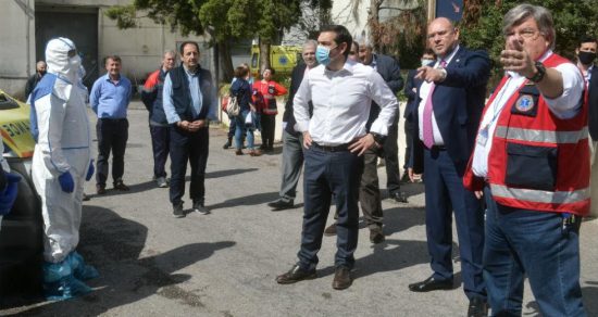 Στο συντονιστικό κέντρο του ΕΚΑΒ βρέθηκε ο Αλέξη Τσίπρας, αντάλλαξε ευχές με τους εργαζόμενους