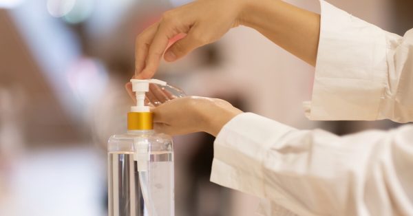 Απολυμαντικά και αντισηπτικά: Οι επιπτώσεις στο δέρμα και πώς θα τις προλάβετε