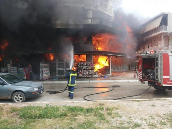 Συναγερμός στην Ηλεία: Μεγάλη πυρκαγιά σε πολυκατάστημα οικιακών ειδών