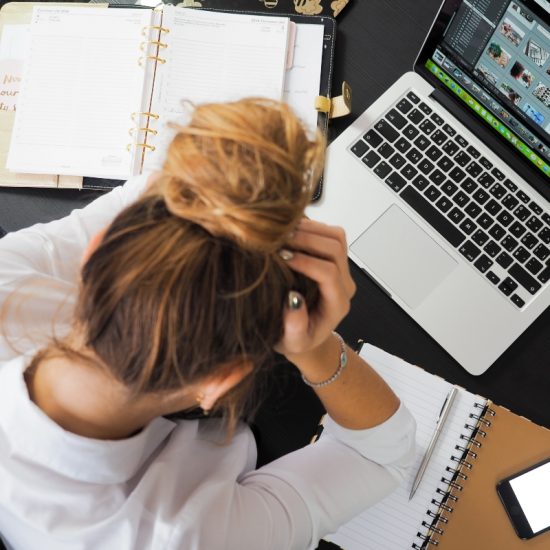 Εργασιακό burnout: Μπορεί να συμβεί δουλεύοντας και από το σπίτι