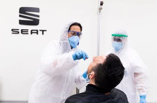 SEAT: Θα διενεργήσει PCR τεστ στους 15.000 υπαλλήλους της