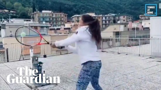 Οι δυο νεαρές Ιταλίδες «αποκάλυψαν» γιατί παίζουν τέννις από ταράτσα σε ταράτσα