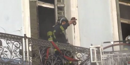 Συνεχίζεται η φωτιά στην οδό Σταδίου – Τέθηκε υπό έλεγχο από τις πυροσβεστικές δυνάμεις