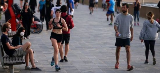 Ισπανία: Για πρώτη φορά μετά από 7 εβδομάδες καραντίνας, οι Ισπανοί βγήκαν για τζόκινγκ και ποδήλατο στους δρόμους