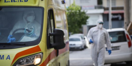 Συναγερμός στη Γλυφάδα: Θετικός στον ιό 20χρονος από δομή φιλοξενίας