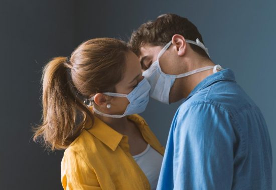 Σεξ εν μέσω πανδημίας: Πότε, πώς και με ποιον;