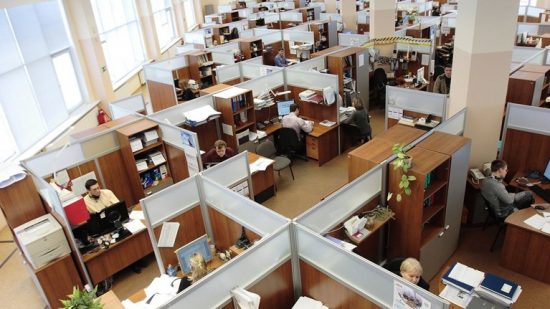 Πώς η πανδημία «μεταμορφώνει» τους χώρους εργασίας μας