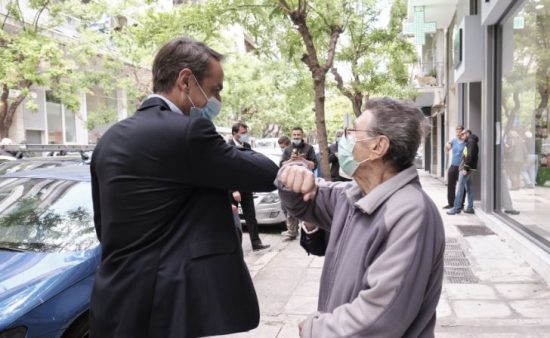 Μητσοτάκης: Βόλτα στο Παγκράτι – Συνομίλησε με κατοίκους και καταστηματάρχες (pics)