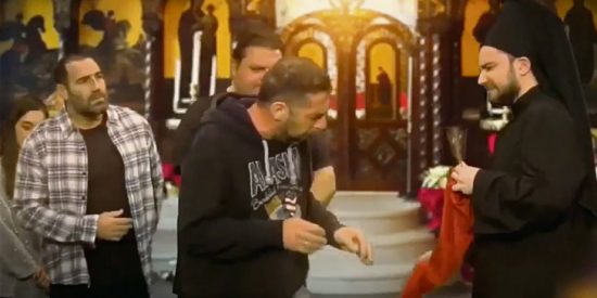 Ράδιο Αρβύλα: Μήνυση θα κατατεθεί εναντίον τους για το βίντεο με τη Θεία Κοινωνία (video)