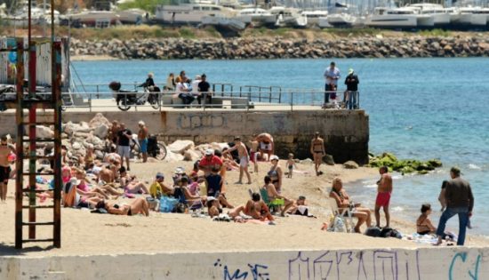 Ξεχύθηκαν στις παραλίες οι Αθηναίοι μετά την άρση των μέτρων