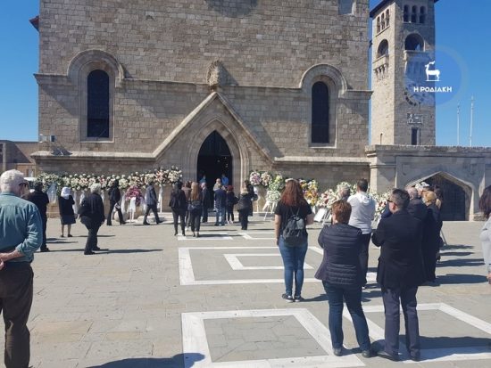 Θλίψη στην κηδεία του Δημήτρη Κρεμαστινού