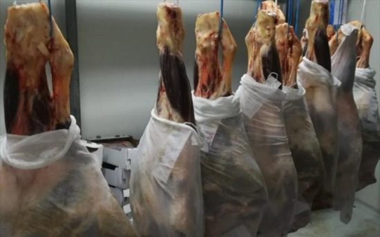 ΣΔΟΕ: Κατάσχεσε 7 τόνους ακατάλληλου κρέατος σε κατάστημα στον Πειραιά