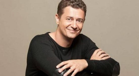 Αντώνης Σρόιτερ: «Είμαι από τους μπαμπάδες που λένε πως στα δεκατρία θα κλείσουν τις κόρες στο μοναστήρι» (video)