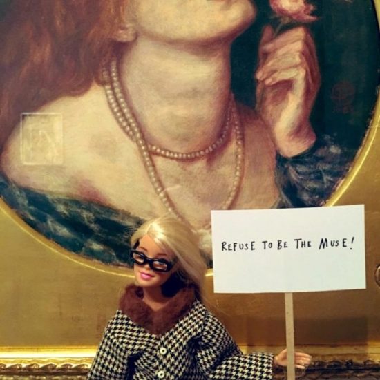 ArtActivistBarbie: Η φεμινίστρια που φέρνει την ισότητα των φύλων στην Τέχνη