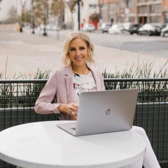 Stacy Tuschl:«Οι σωστοί άνθρωποι θα σε οδηγήσουν στην κορυφή»
