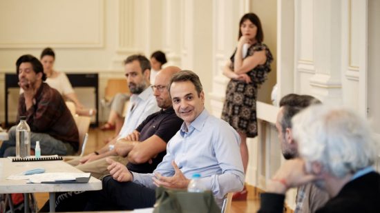 Ο Κυριάκος Μητσοτάκης στο Εθνικό Θέατρο – Νωρίτερα στην εκκλησία του Αγίου Κωνσταντίνου