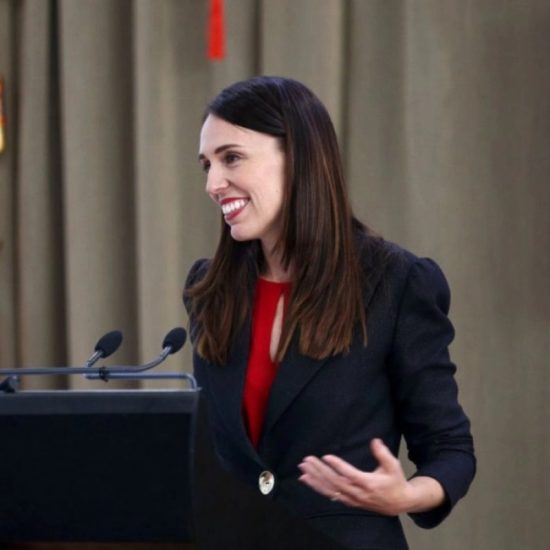 Η πρωθυπουργός της Ν. Ζηλανδίας προτείνει την καθιέρωση τετραήμερης εργασίας
