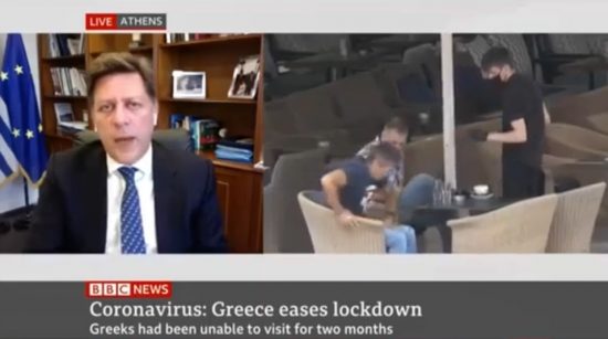 Έτσι σερβίρουν καφέ στην Ελλάδα – Το ευτράπελο στη συνέντευξη Βαρβιτσιώτη στο BBC που έγινε viral