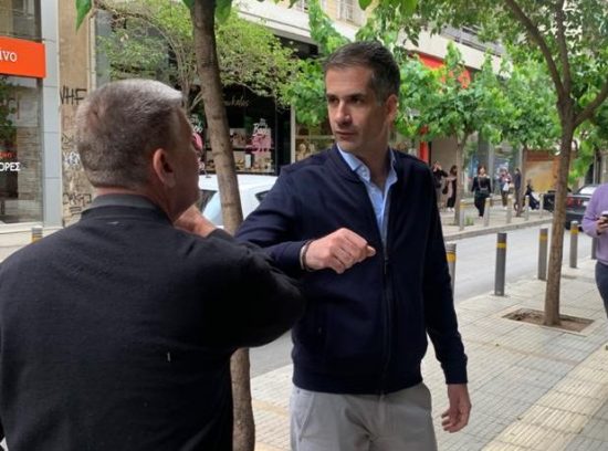 Την αγορά των Αμπελοκήπων επισκέφθηκε ο Κώστας Μπακογιάννης