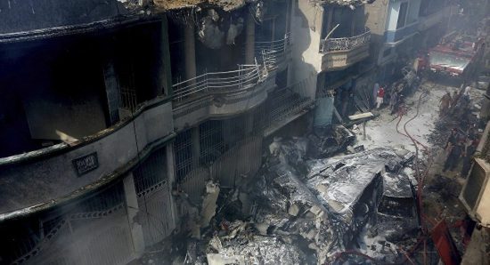 Ανθρώπινο λάθος η συντριβή του αεροπλάνου στο Πακιστάν: Δεν ήταν συγκεντρωμένοι οι πιλότοι, μιλούσαν για τον κορονοϊό