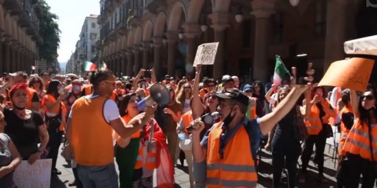 «Italexit» ζητούν οι Ιταλοί: Οργισμένες διαδηλώσεις κατά του lockdown, της κυβέρνησης και του ευρώ