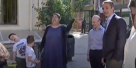 Viral: Η αντίδραση ενός μαθητή όταν είδε τον Κυριάκο Μητσοτάκη – Τι έκανε; (video)