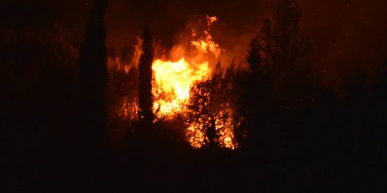 Φωτιά στη Ζάκυνθο – Εκκενώθηκε το χωριό Μαριές