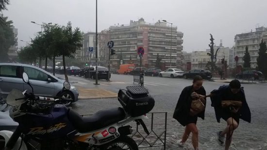 Θεσσαλονίκη: Προβλήματα από την ισχυρή καταιγίδα (video)