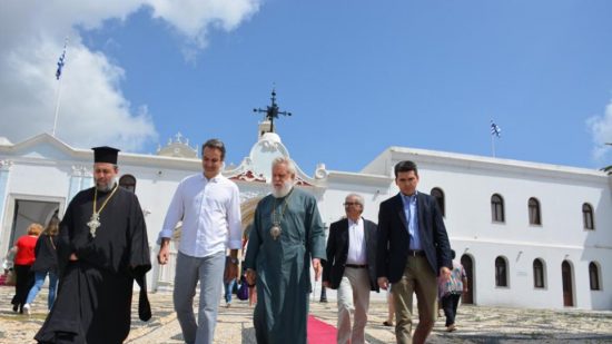 Στον ναό της Ευαγγελίστριας στην Τήνο ο Κυριάκος Μητσοτάκης – Προσκύνησε στην εικόνα που πρόσφερε στον ναό ο πατέρας του