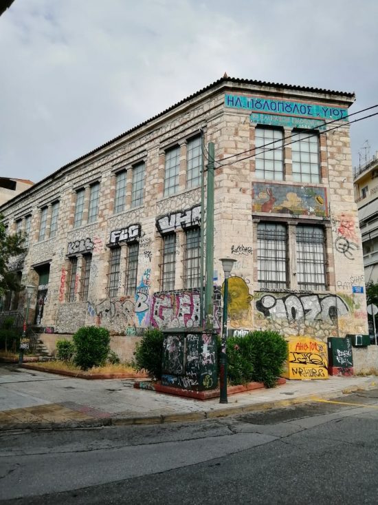 Αντιγκράφιτι από τον Δήμο Αθηναίων στο ιστορικό κτίριο «Πιλ-Πουλ» στο Θησείο (φωτογραφίες)