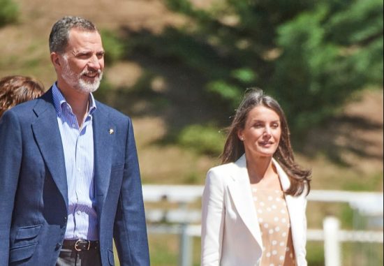 Βασίλισσα Λετίθια: Στα λευκά στην πρώτη της εμφάνιση μετά τη χαλάρωση των μέτρων στην Ισπανία