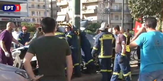 Σοκαριστικό τροχαίο στη Συγγρού – Μια γυναίκα εγκλωβισμένη
