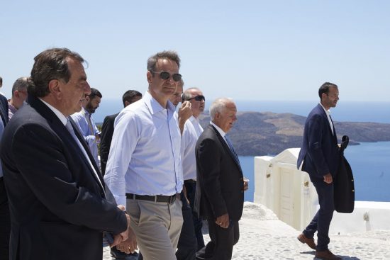 Μητσοτάκης από Σαντορίνη: Στόχος μας να έχουμε μεγαλύτερο μερίδιο αγοράς από μία μικρότερη πίτα