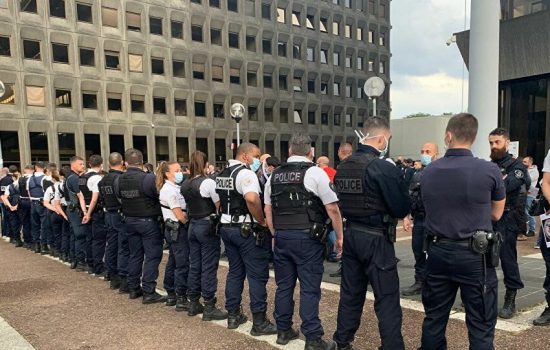 Γαλλία: Δεν καταργείται η χρήση του κεφαλοκλειδώματος για τη σύλληψη υπόπτων