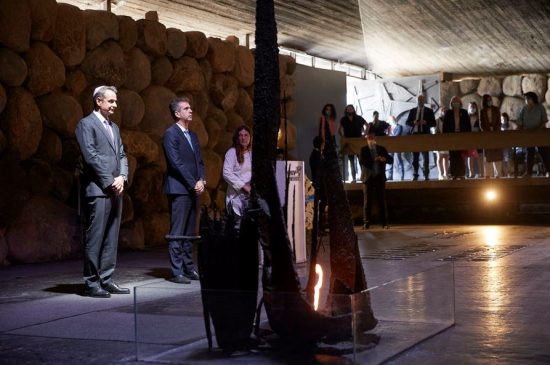 Στο Μνημείο Ολοκαυτώματος ο Κ. Μητσοτάκης – Η ιστορία της μικρής εβραιοπούλας που σώθηκε από την οικογένεια του πρωθυπουργού