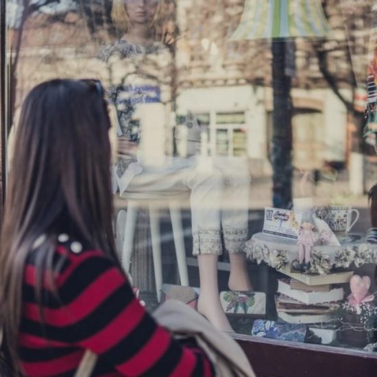 «Αγόρασε – Φόρεσε – Πέταξε»: Η φιλοσοφία της γρήγορης μόδας
