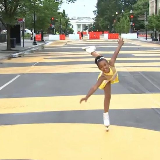 9χρονη skater τίμησε το κίνημα #BlackLivesMatter, δίνοντας παράσταση μπροστά στον Λευκό Οίκο