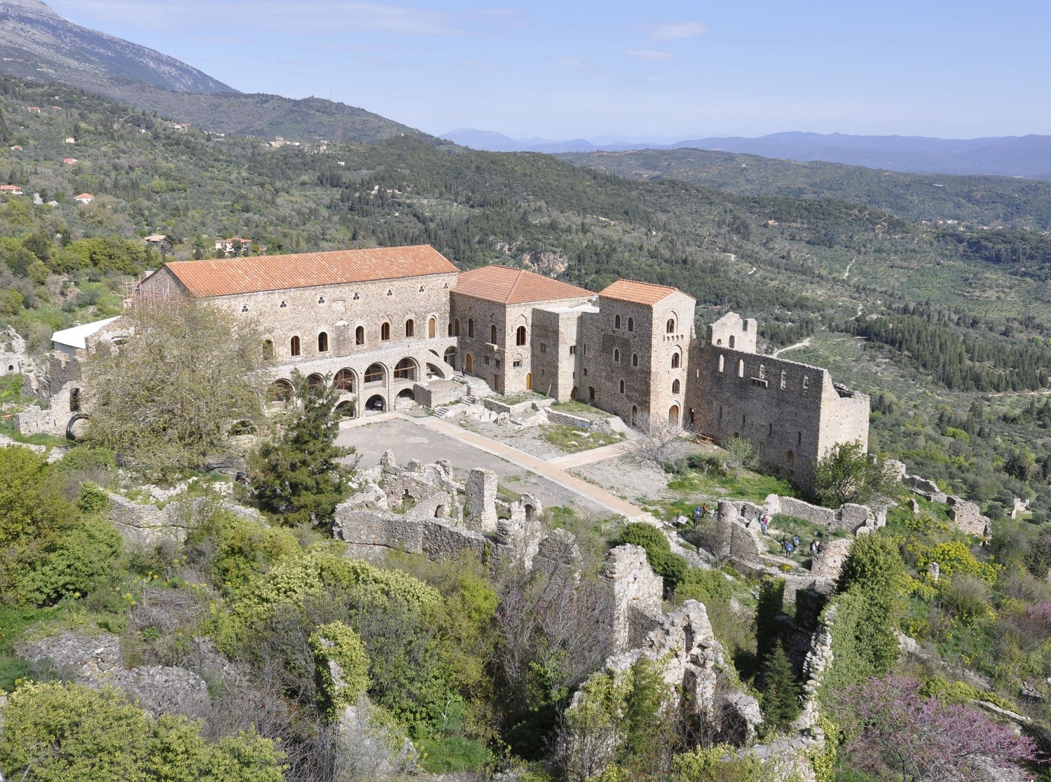 Πώς ζούσαν, πώς ντύνονταν, τι έτρωγαν οι Δεσπότες του Μυστρά – Απαντήσεις σε ένα νέο πρόγραμμα ανάδειξης