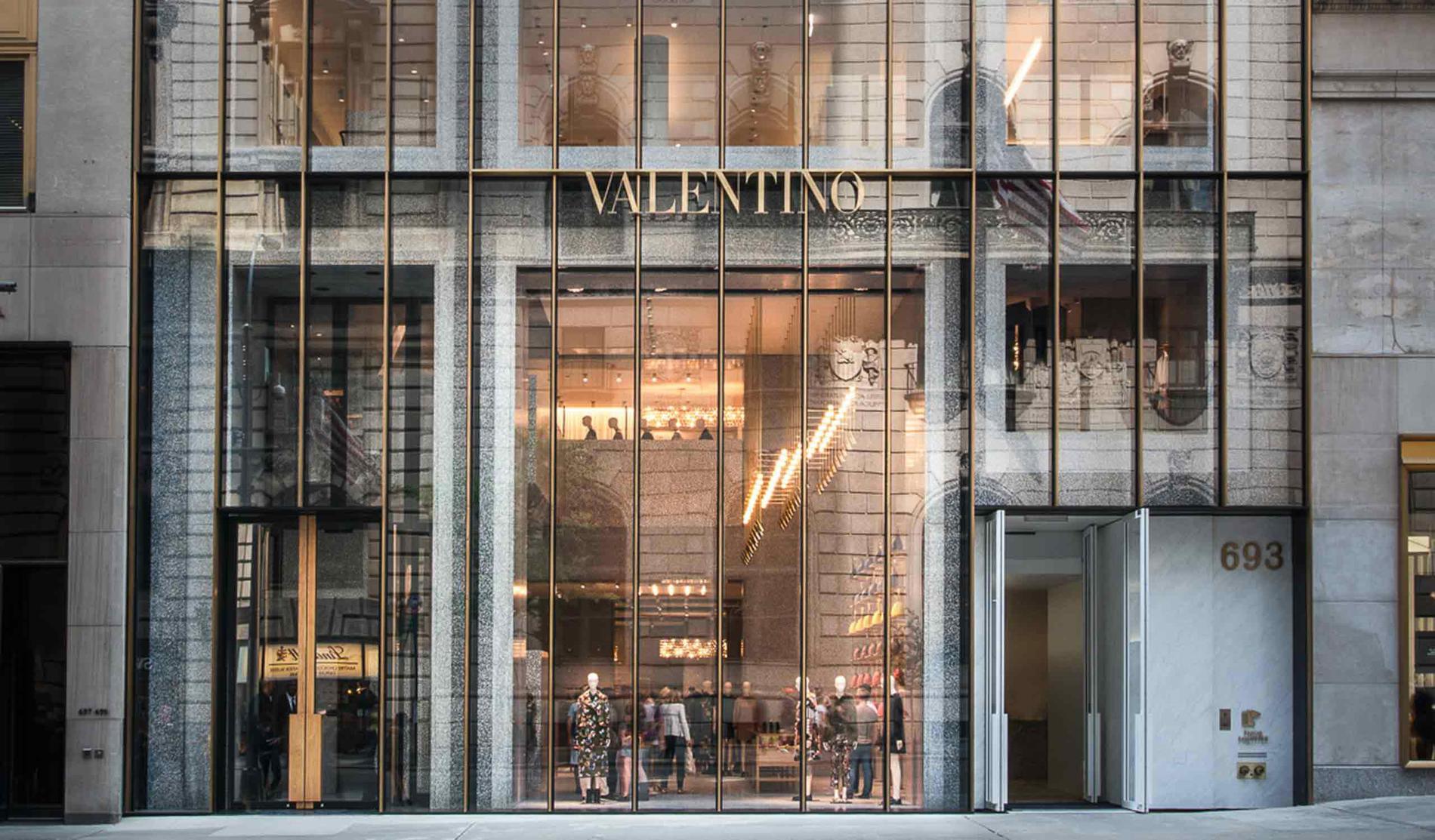 Valentino: Ο οίκος θέλει να αποχωρήσει από το εμβληματικό κτήριο της Πέμπτης Λεωφόρου γιατί αδυνατεί να πληρώσει το νοίκι!