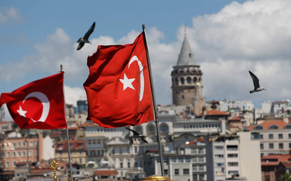 Δύο σημαίες της Τουρκίας μπροστά από κτήρια της Κωνσταντινούπολης