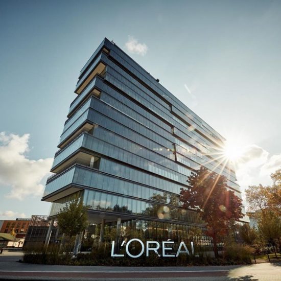 L’Oreal: Αφαιρεί λέξεις όπως «λεύκανση» από τις περιγραφές των καλλυντικών της