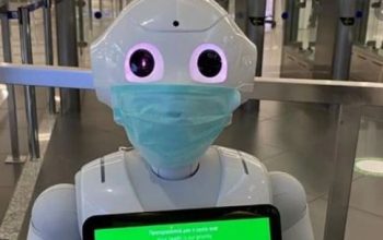 Pepper: Το ρομπότ που φορά μάσκα, φτερνίζεται και ενημερώνει στο αεροδρόμιο Ελευθέριος Βενιζέλος