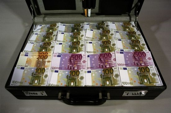 Πώς η πανδημία σταμάτησε τις βαλίτσες με τα μετρητά στο hotspot νομιμοποίησης μαύρου χρήματος της ΕΕ