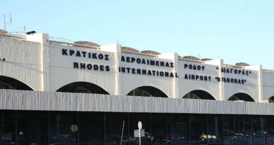 Ρόδος: Με μουσική και δώρα υποδέχθηκαν τους πρώτους τουρίστες στο νησί