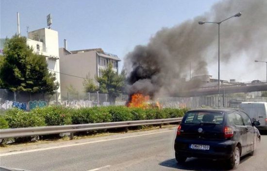 Σχολικό λεωφορείο τυλίχθηκε στις φλόγες στην Εθνική οδό προς Λαμία